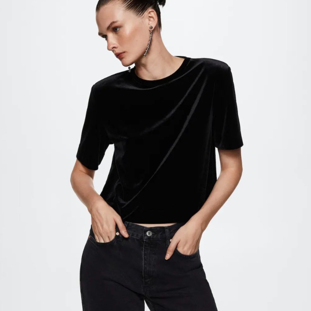 T-shirt with velvet shoulder pads